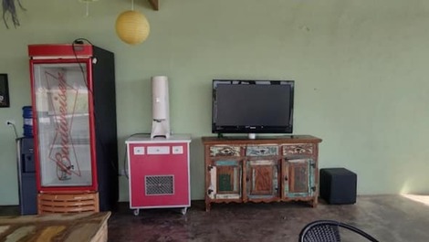 Granja en la naturaleza con piscina de borde infinito