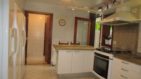 LOCAÇÃO PRAIA DA BALEIA PÉ NA AREIA