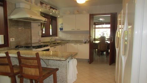 LOCAÇÃO PRAIA DA BALEIA PÉ NA AREIA