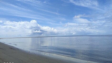Praia para uma caminhada matinal