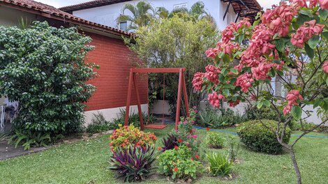 Jardim da frente da casa com balanço