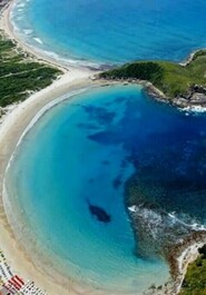 Large apartment with swimming pool with ample commerce and close to the beaches