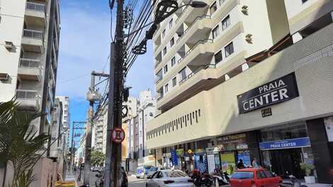 Rua em baixo do prédio