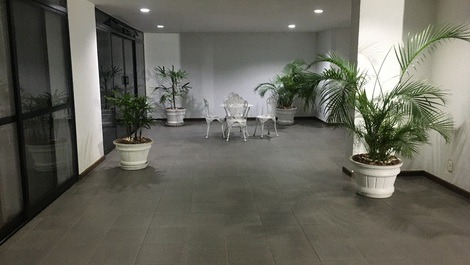 Entrada do edifício e acesso a academia.