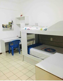 2• quarto : beliche , local para trabalho e cômoda com gavetas.