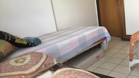 1• quarto : cama com bicama e guarda roupa.