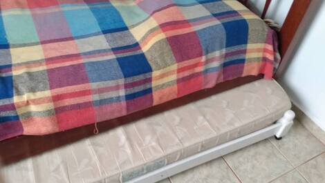 Quarto 01 com cama portátil embaixo da cama de casal