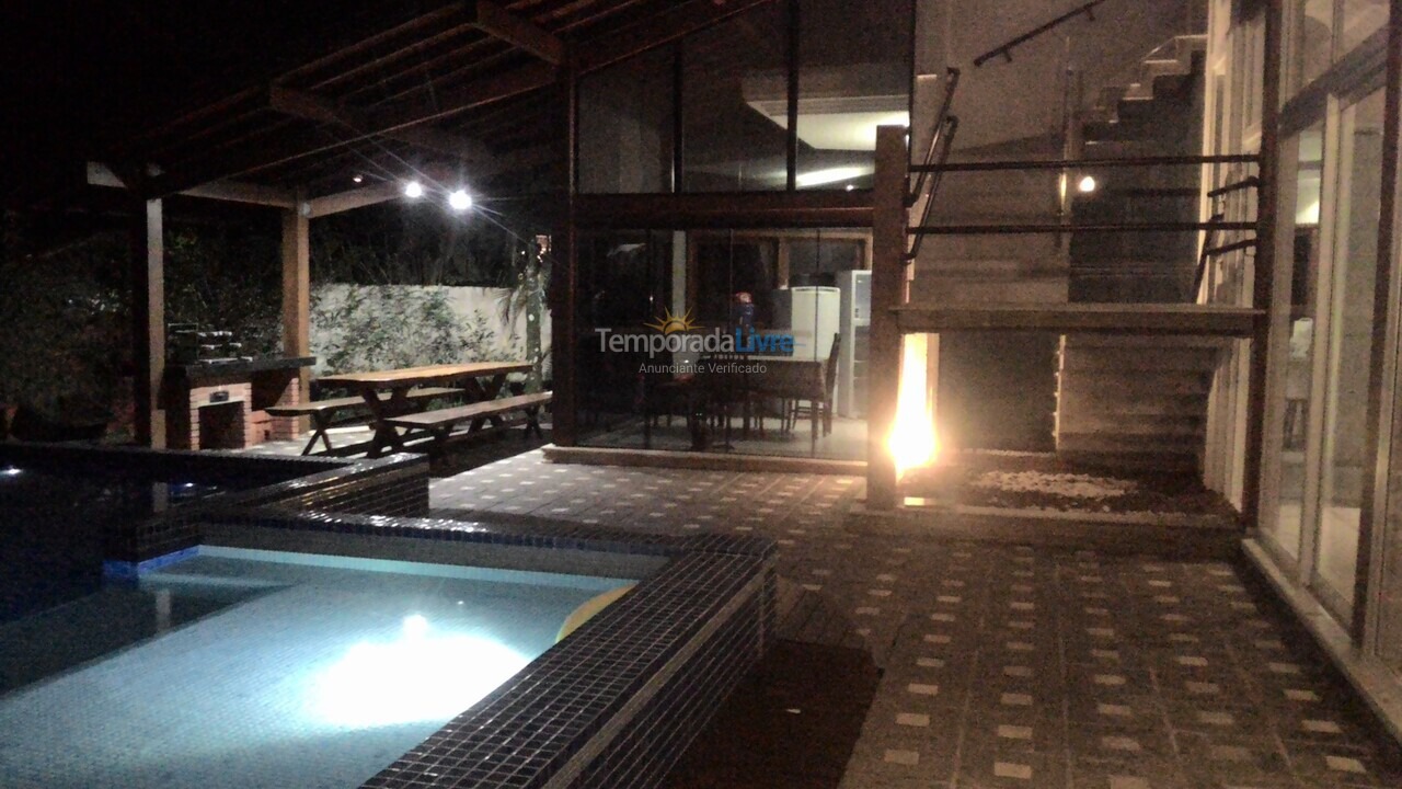 Casa para aluguel de temporada em São Sebastião (Praia da Baleia)