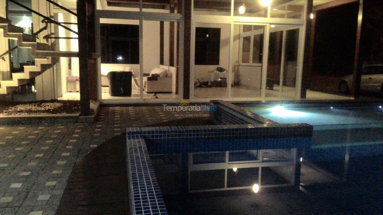 Casa para aluguel de temporada em São Sebastião (Praia da Baleia)