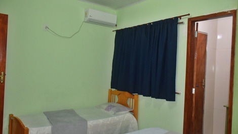 Suíte com 1 cama casal e 1 cama solteiro