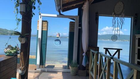 CHARMOSA CASA FRENTE LAGOA- ALUGUEL POR TEMPORADA