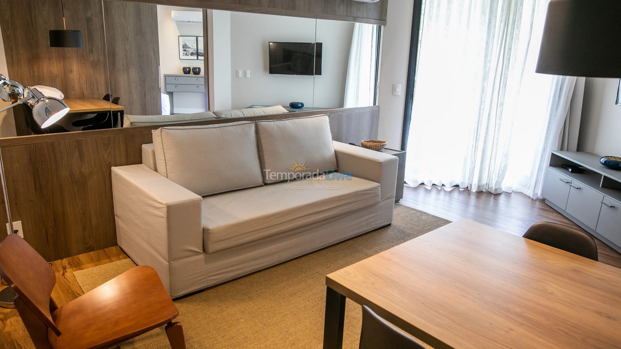 Apartamento para aluguel de temporada em Florianópolis (Praia Brava)