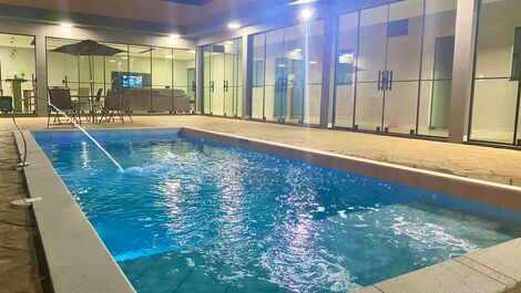 Vista piscina á noite 