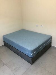 Apartamento en planta baja con piscina, patio trasero y barbacoa.