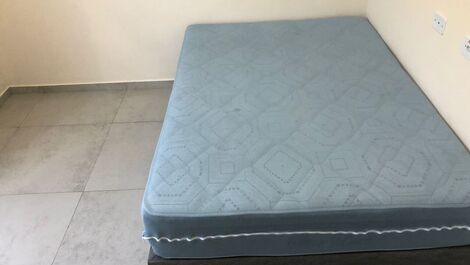 Apartamento en planta baja con piscina, patio trasero y barbacoa.