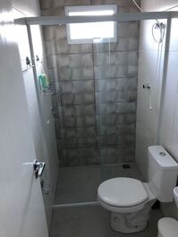 Apartamento en planta baja con piscina, patio trasero y barbacoa.