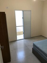 Apartamento en planta baja con piscina, patio trasero y barbacoa.