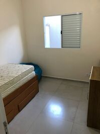Apartamento en planta baja con piscina, patio trasero y barbacoa.