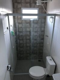 Apartamento en planta baja con piscina, patio trasero y barbacoa.