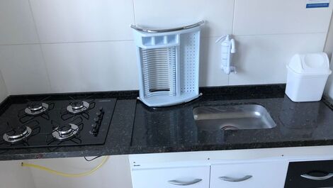 Apartamento en planta baja con piscina, patio trasero y barbacoa.