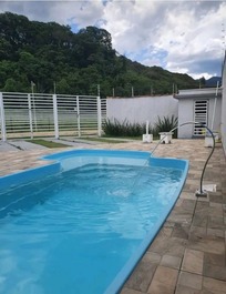 Apartamento en planta baja con piscina, patio trasero y barbacoa.