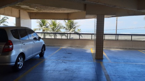 Garagem no condomínio.  