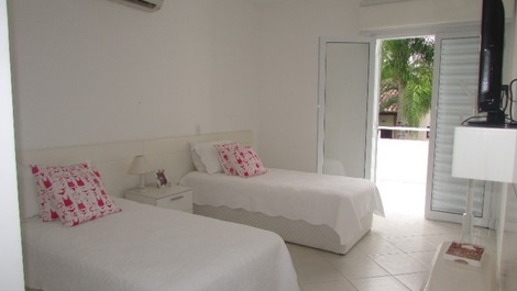 CASA BIEN UBICADA EN PRAIA DA BALEIA