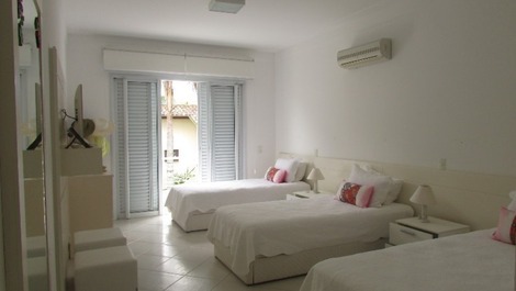 CASA BIEN UBICADA EN PRAIA DA BALEIA