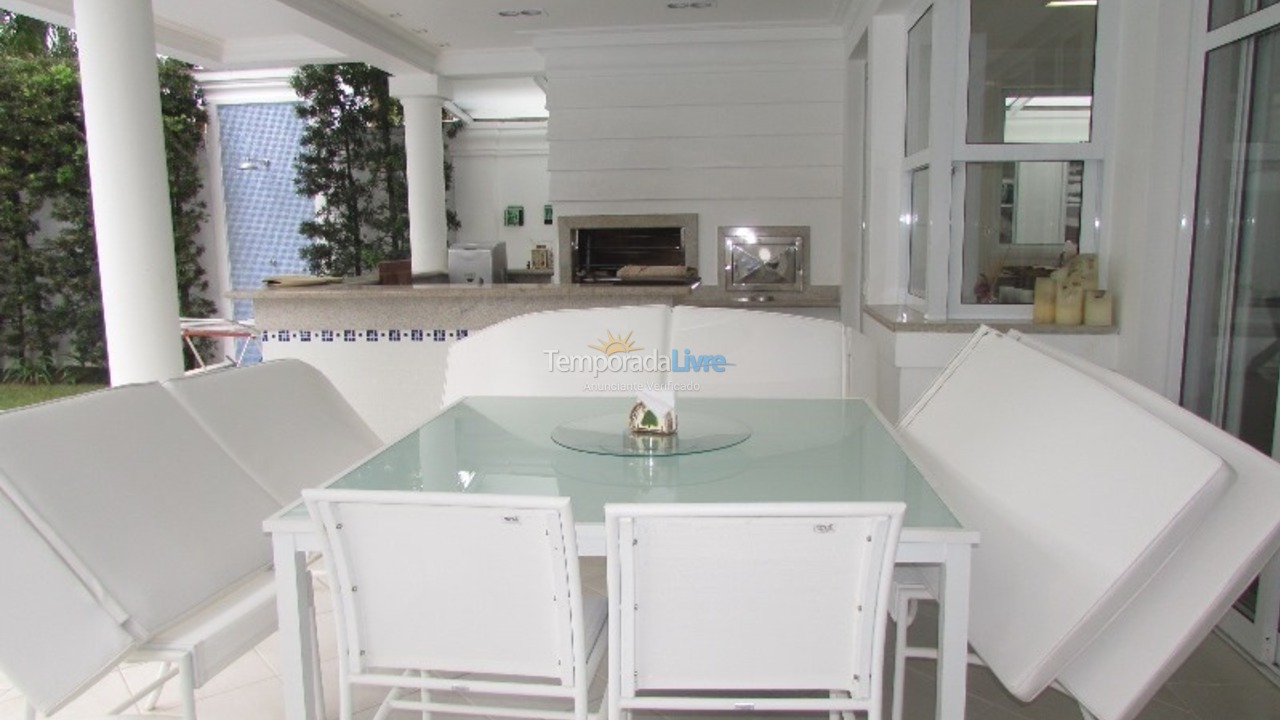 Casa para alquiler de vacaciones em São Sebastião (Praia da Baleia)