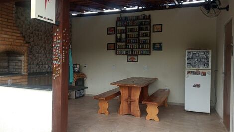 Aluguel de sítio para temporadas com capacidade para 15 pessoas..