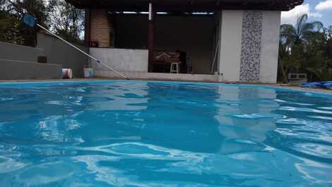 Aluguel de sítio para temporadas com capacidade para 15 pessoas..