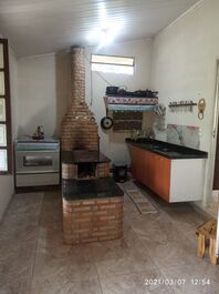 Aluguel de sítio para temporadas com capacidade para 15 pessoas..