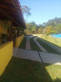 Aluguel de sítio para temporadas com capacidade para 15 pessoas..