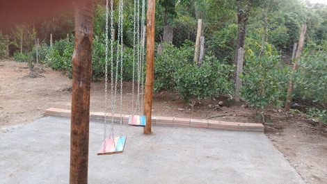 Aluguel de sítio para temporadas com capacidade para 15 pessoas..