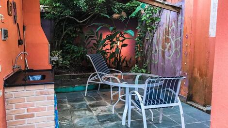 Churrasqueira com jardim particular