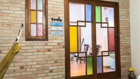 CASA CHARMOSA EM CONDOMÍNIO COM PISCINA WIFI E CHURRASQUEIRA 2/4