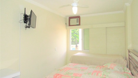 Quarto com uma cama de casal, duas de solteiro e colchões. 