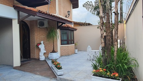 Linda e espaçosa casa em Guarujá ♡Com piscina Aquecida♡