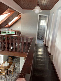 Saleta e banheiro no segundo piso