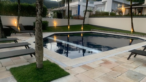 Piscina adulto e infantil + jacuzzi frente ao mar