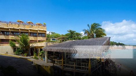 Predio do hotel com restaurante à beira mar