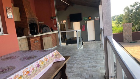 Churrasqueira e forno  de pizza  e utensílios de churrasco…