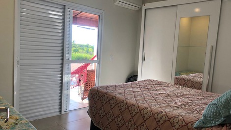 Quarto com suíte , ar condicionado, frente com piscina 