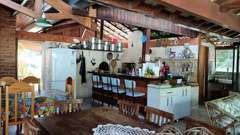 Belíssima casa de campo para reunir a família ou os amigos à 38 KM SP