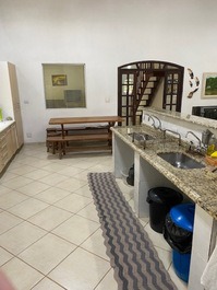 Ampla pia com duas cubas