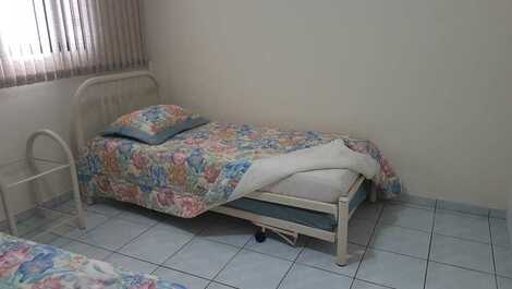 Quarto com 2 camas de solteiro 