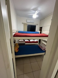 Piso en Pitangueiras a 100 metros de la playa con piscina y 2 plazas de parking.