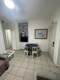 Piso en Pitangueiras a 100 metros de la playa con piscina y 2 plazas de parking.