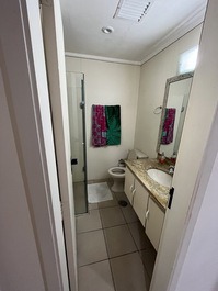 Piso en Pitangueiras a 100 metros de la playa con piscina y 2 plazas de parking.