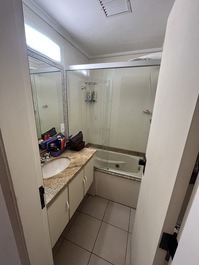 Piso en Pitangueiras a 100 metros de la playa con piscina y 2 plazas de parking.